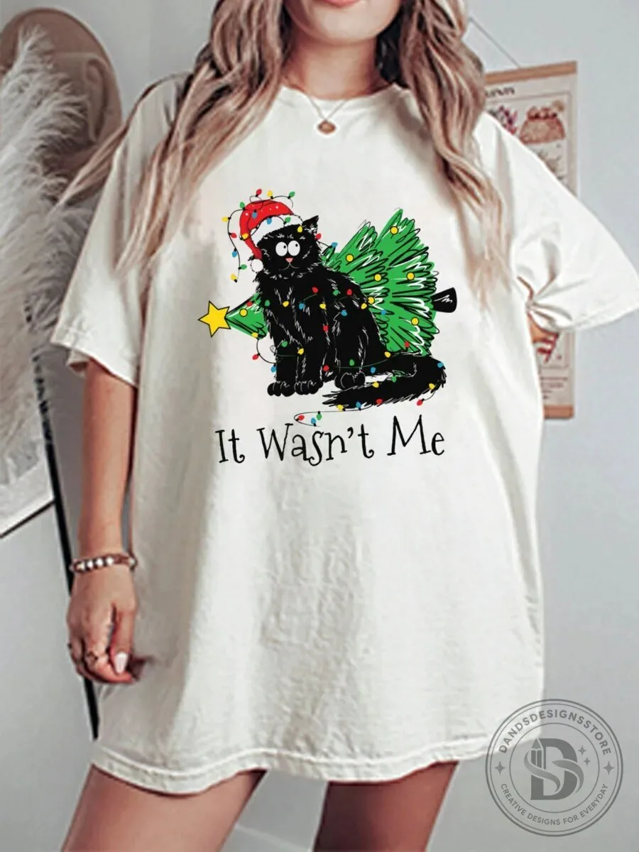 Funny Christmas Black Cat It Wasn't Me Tangled In Tree Holiday T-Shirt